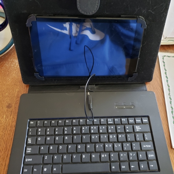 Hipstreet Venture Universal Wired Keyboard Case - For Android & Windows Tablets - Picture 2 of 9